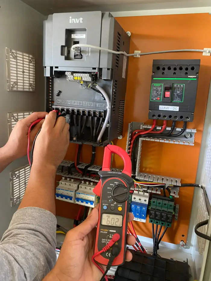 Verificación de corrientes y protecciones antes de energizar.