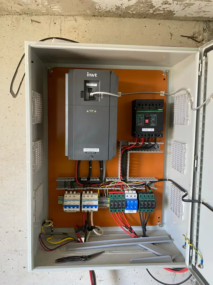 Variador y protecciones para un sistema de bombeo solar.